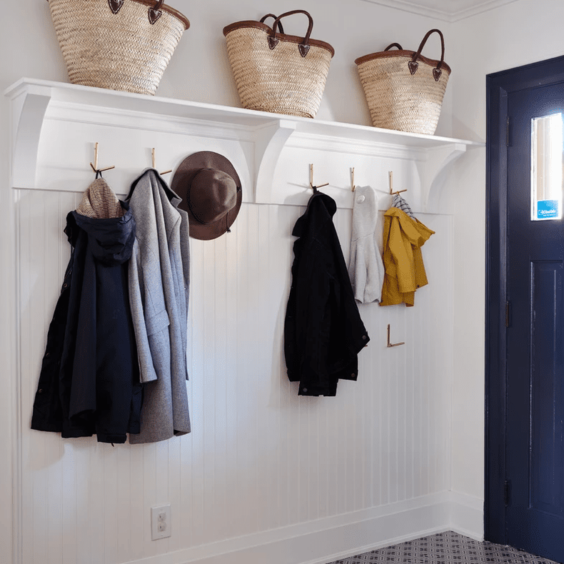 有架子和钩子的入口