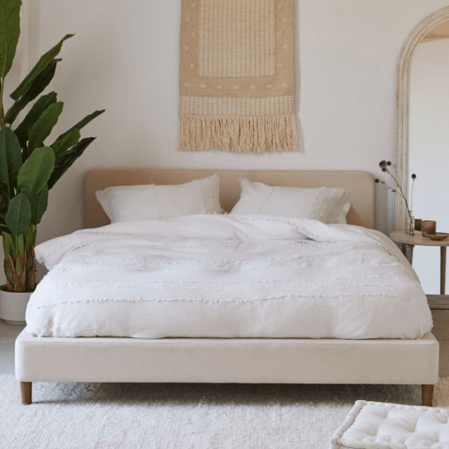 Urban Outfitters的莱利平台床