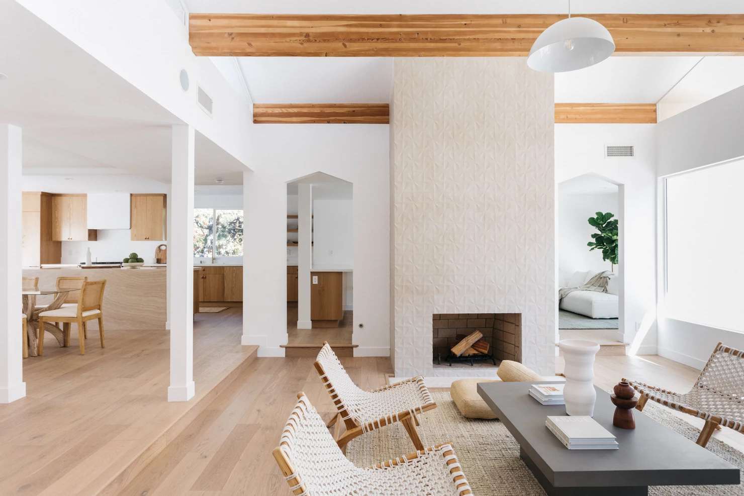 带纹理壁炉的客厅，木梁和白色木制家具