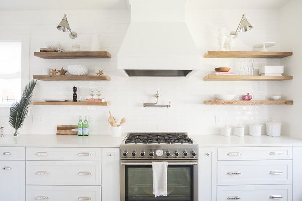 白色厨房与木制开放式架子。