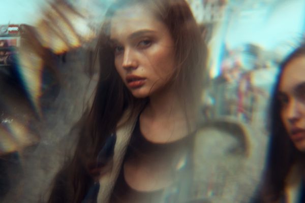 有长的棕色头发的少妇通过水晶拍摄了。