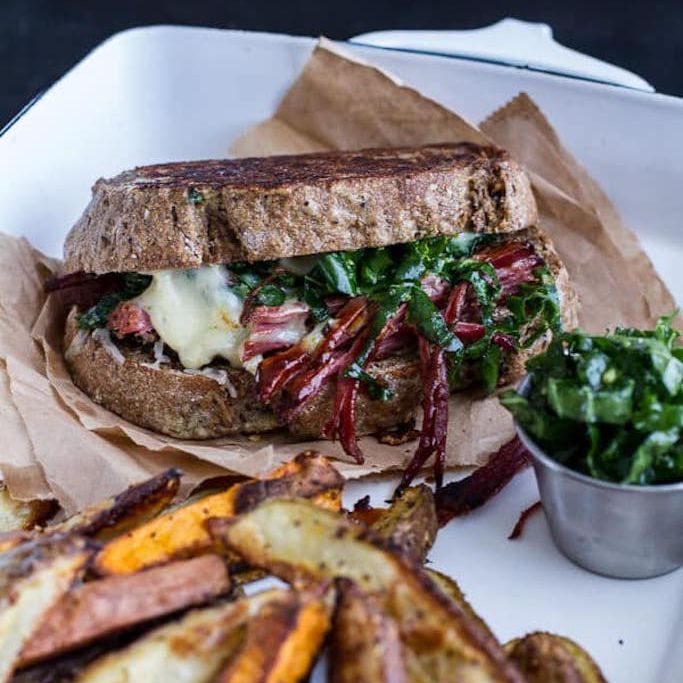 腌牛肉牛腩和爱尔兰切达法国吐司，慢炖锅咸牛肉