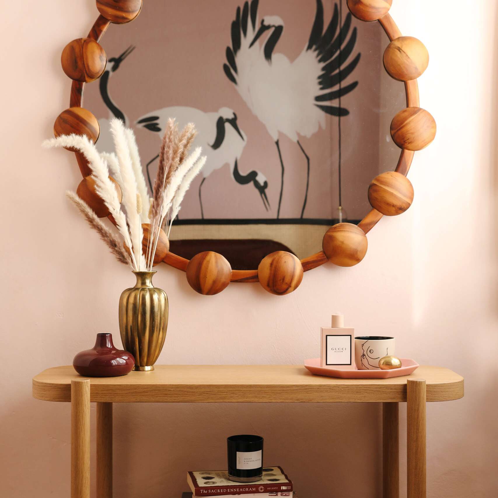 腮红壁与光染色的木装饰配对