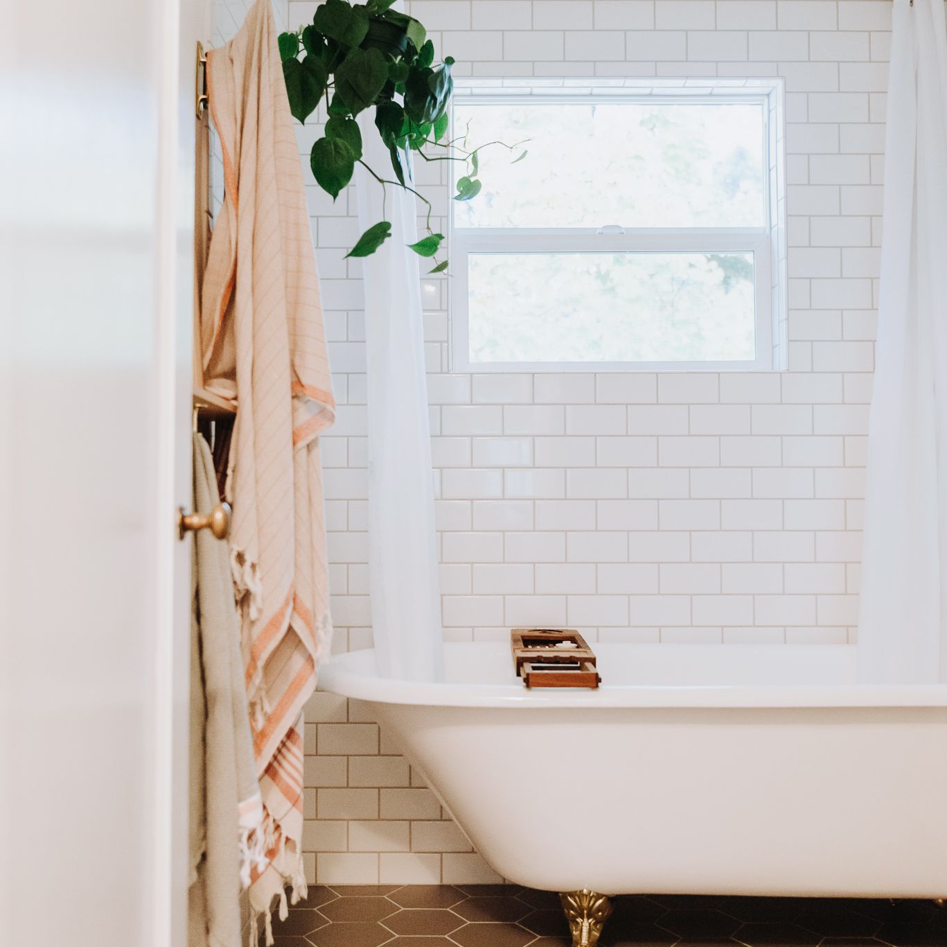 现代法式风格浴室，爪脚浴缸和植物