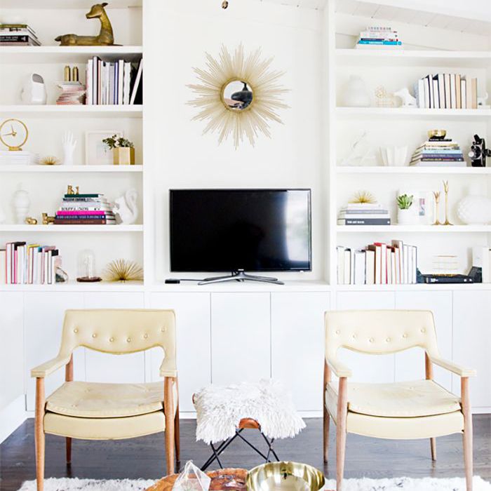 客厅有自然光，内置书架和一个吊扇