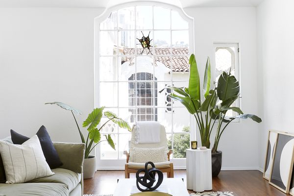 西班牙风格西好莱坞家“class=