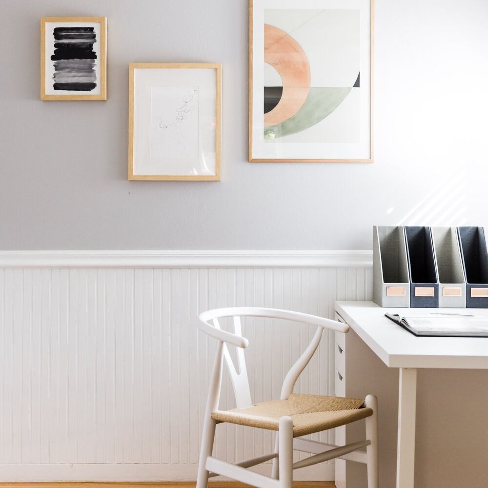 叉骨椅的历史-白色的椅子和桌子前面的棕色座椅