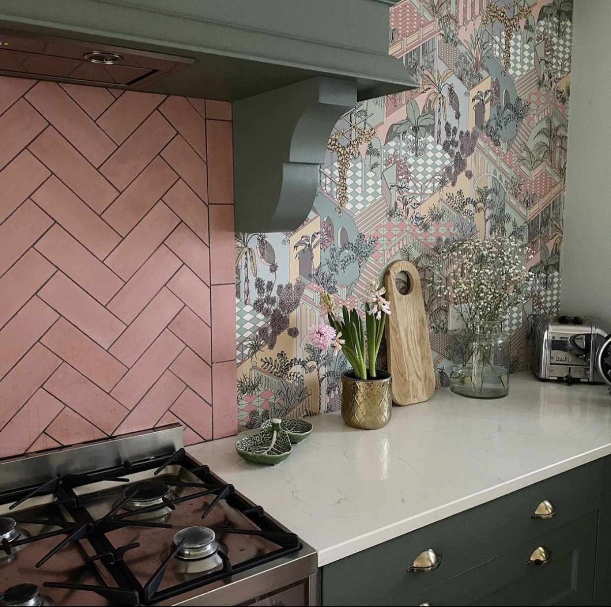 粉红色厨房后挡板