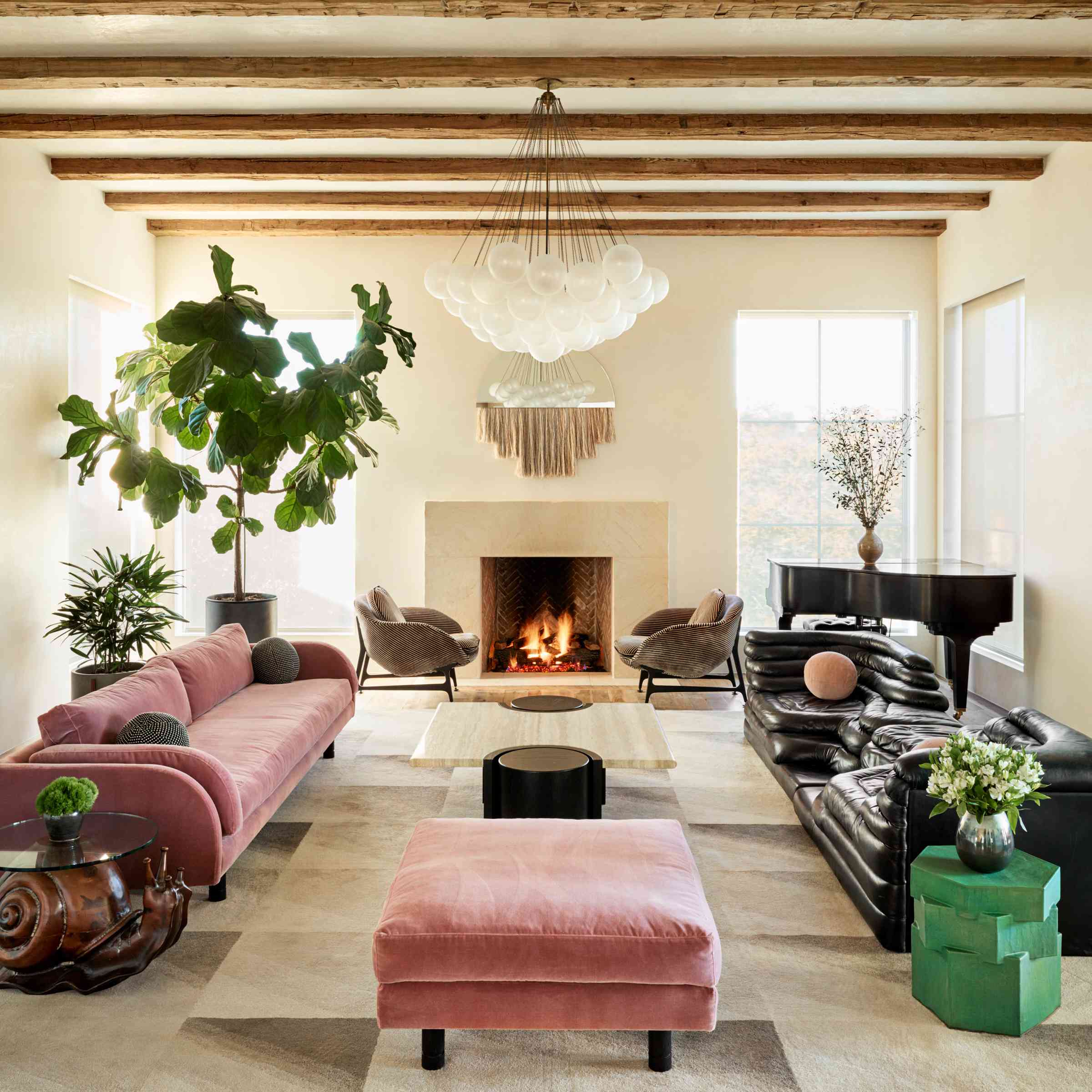 迷人的客厅与泡沫枝形吊灯。