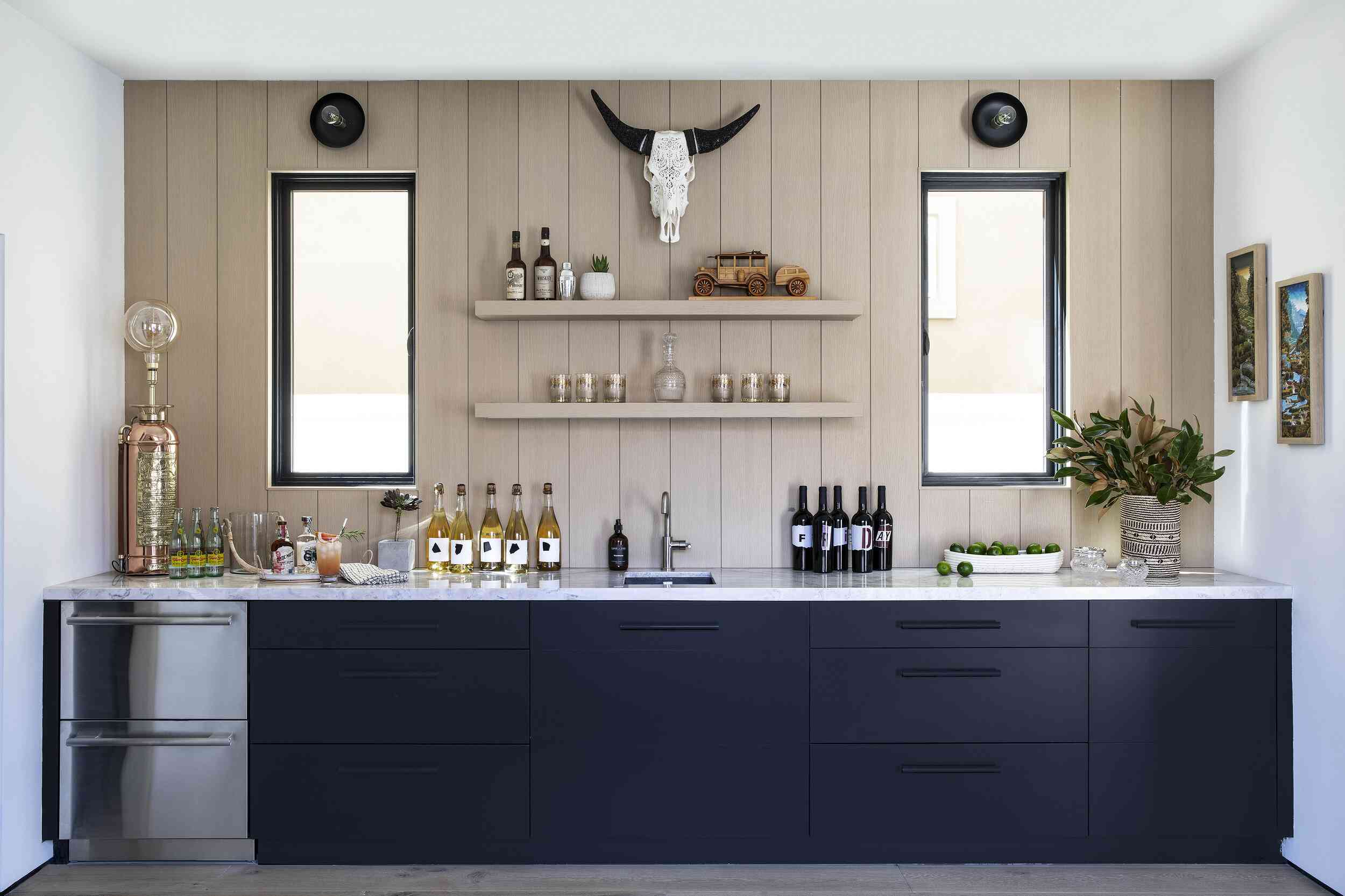 湿酒吧，带木板衬里的背板和配套木制架子