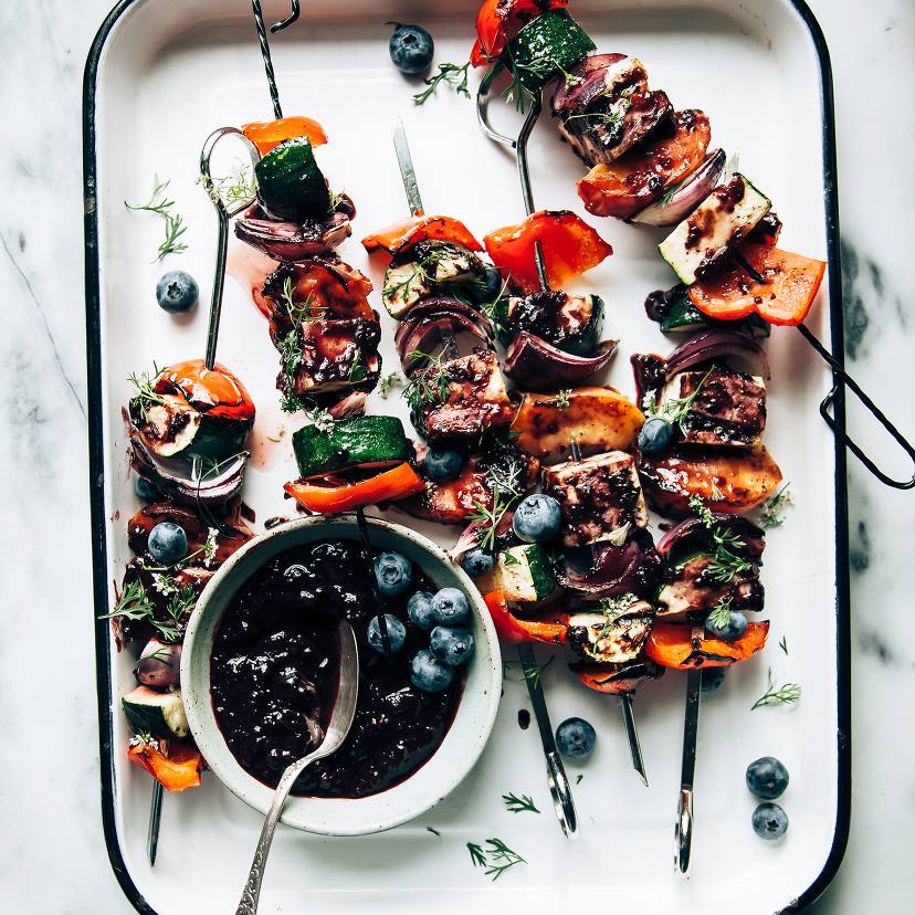 夏季蔬菜和豆腐串与蓝莓烧烤酱
