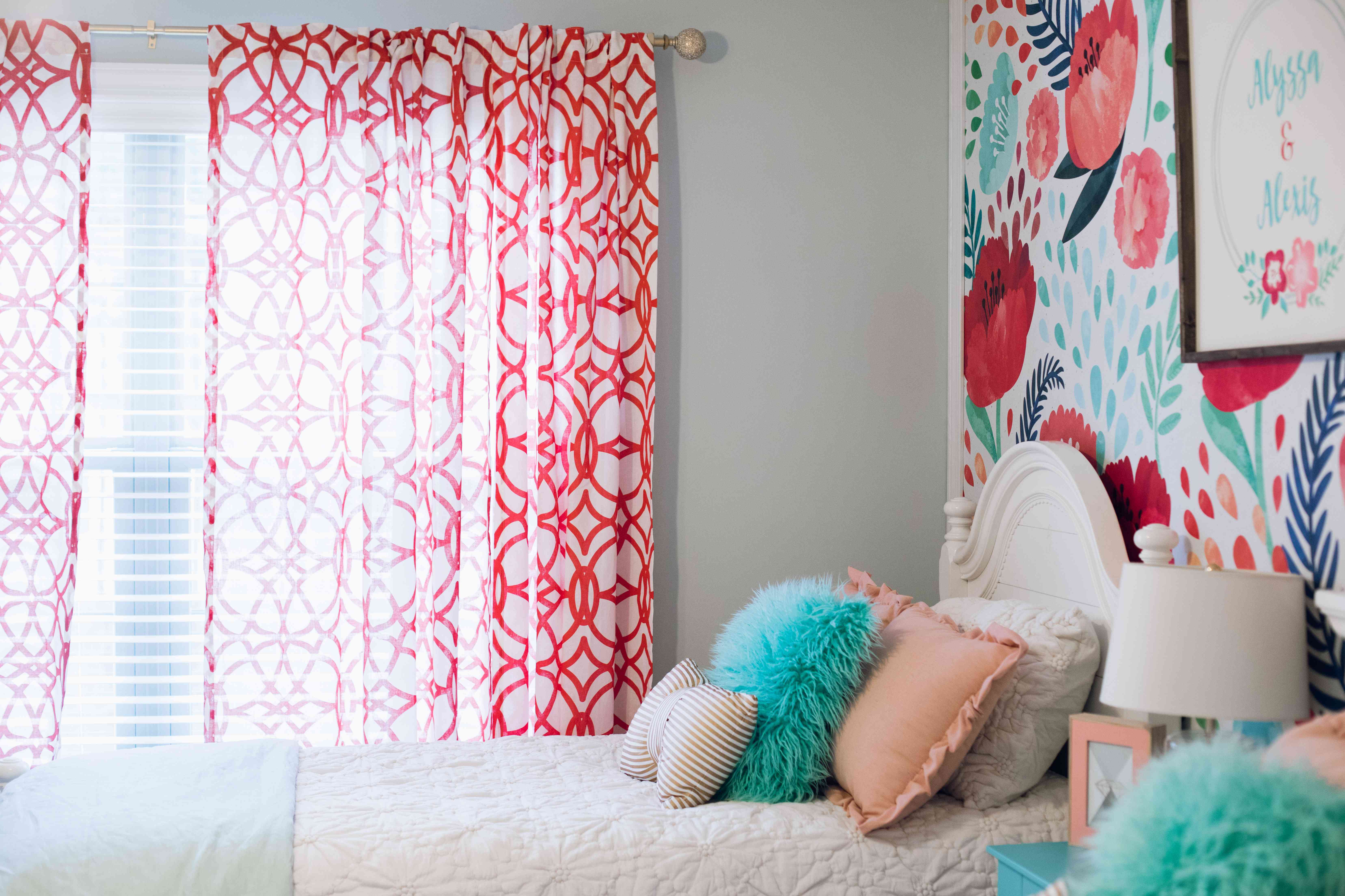 关闭床和红色帷幕。