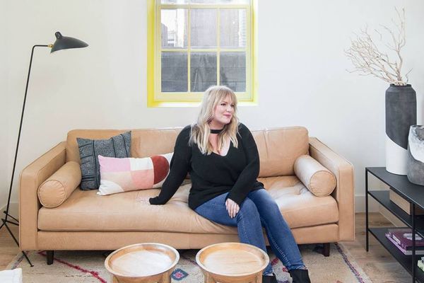 沙发上的香农·克莱尔·史密斯。