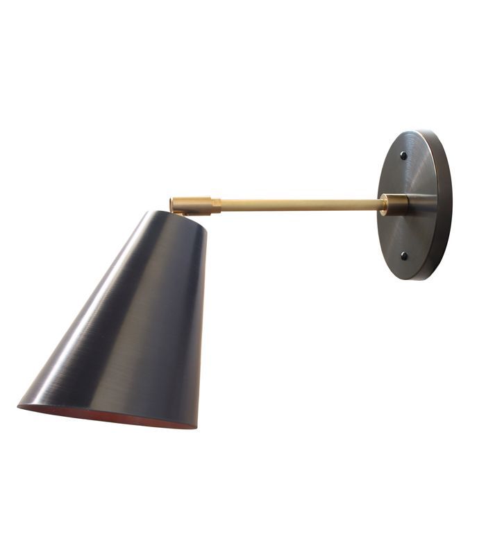 雪松和苔藓倾斜锥