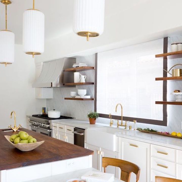 有辅助部件的白色厨房。