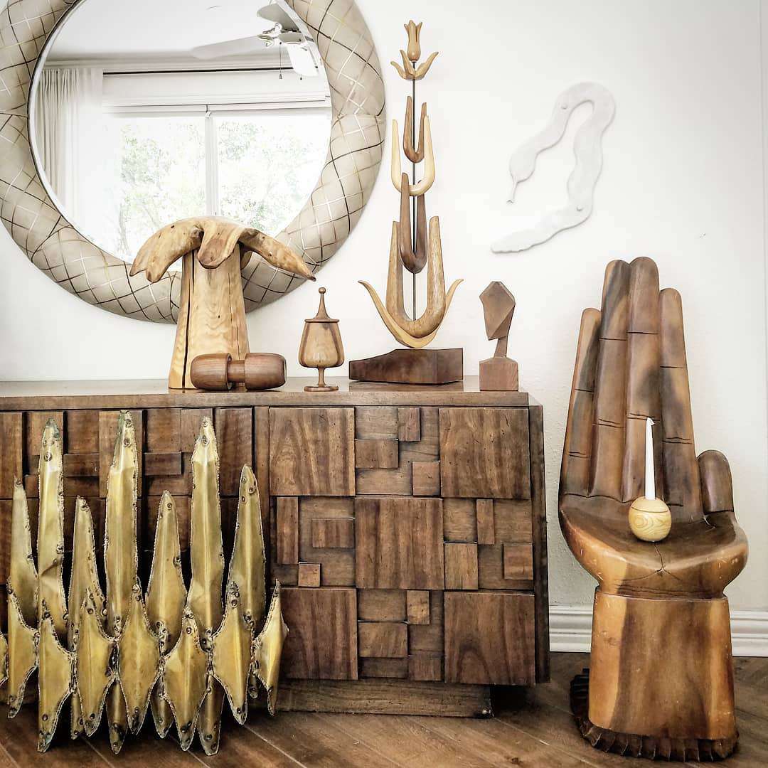 手形木制装饰。