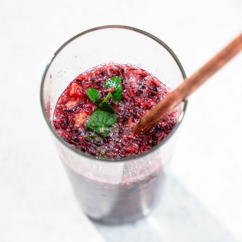 混合了浆果和薄荷的伏特加鸡尾酒。