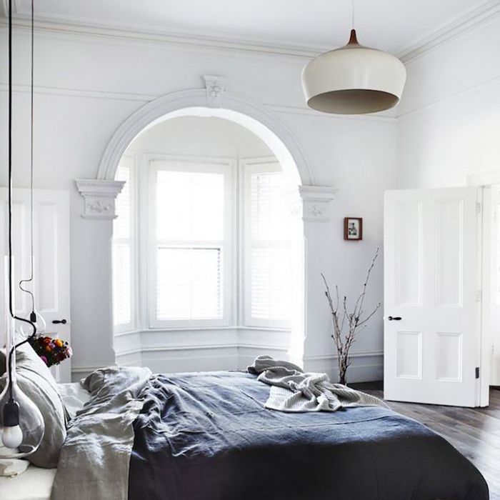 简单舒适的家居生活小常识：已撤消的床单在通风的卧室