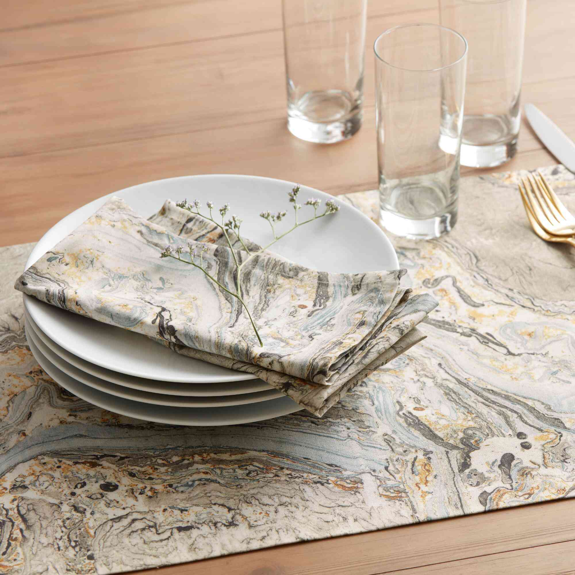 与内部匹配餐巾堆叠碗下方甲marblized表转轮。