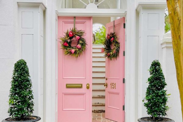 前门外部与粉红色的门和花圈。