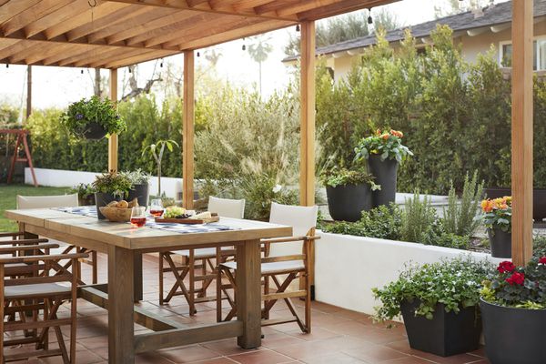 室外庭院充满了Bloomscape植物。