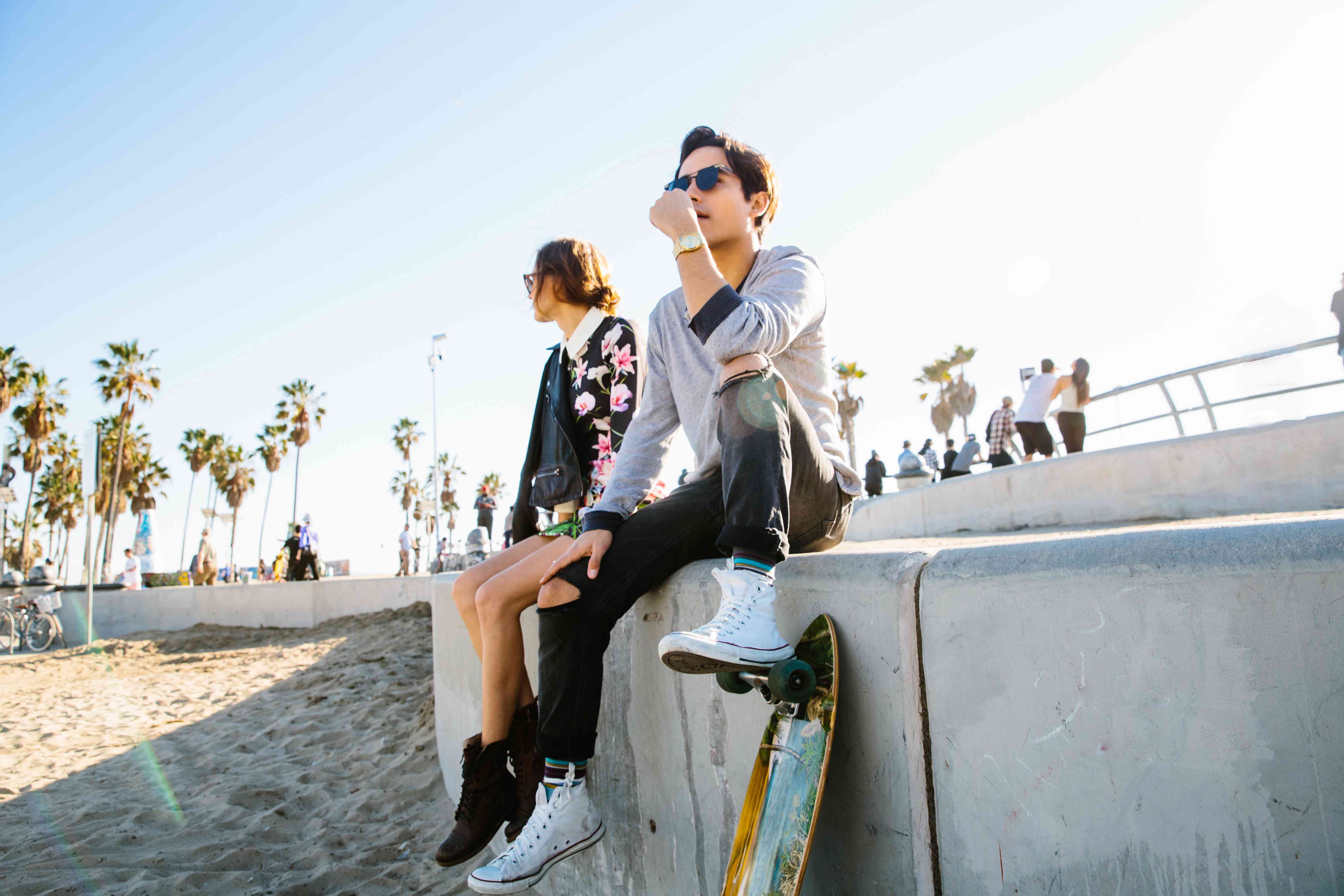 一个女孩看向另一边，而一个男人看起来心情不好。