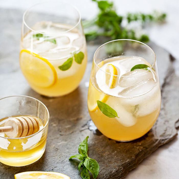 威士忌柠檬水与蜂蜜单糖浆