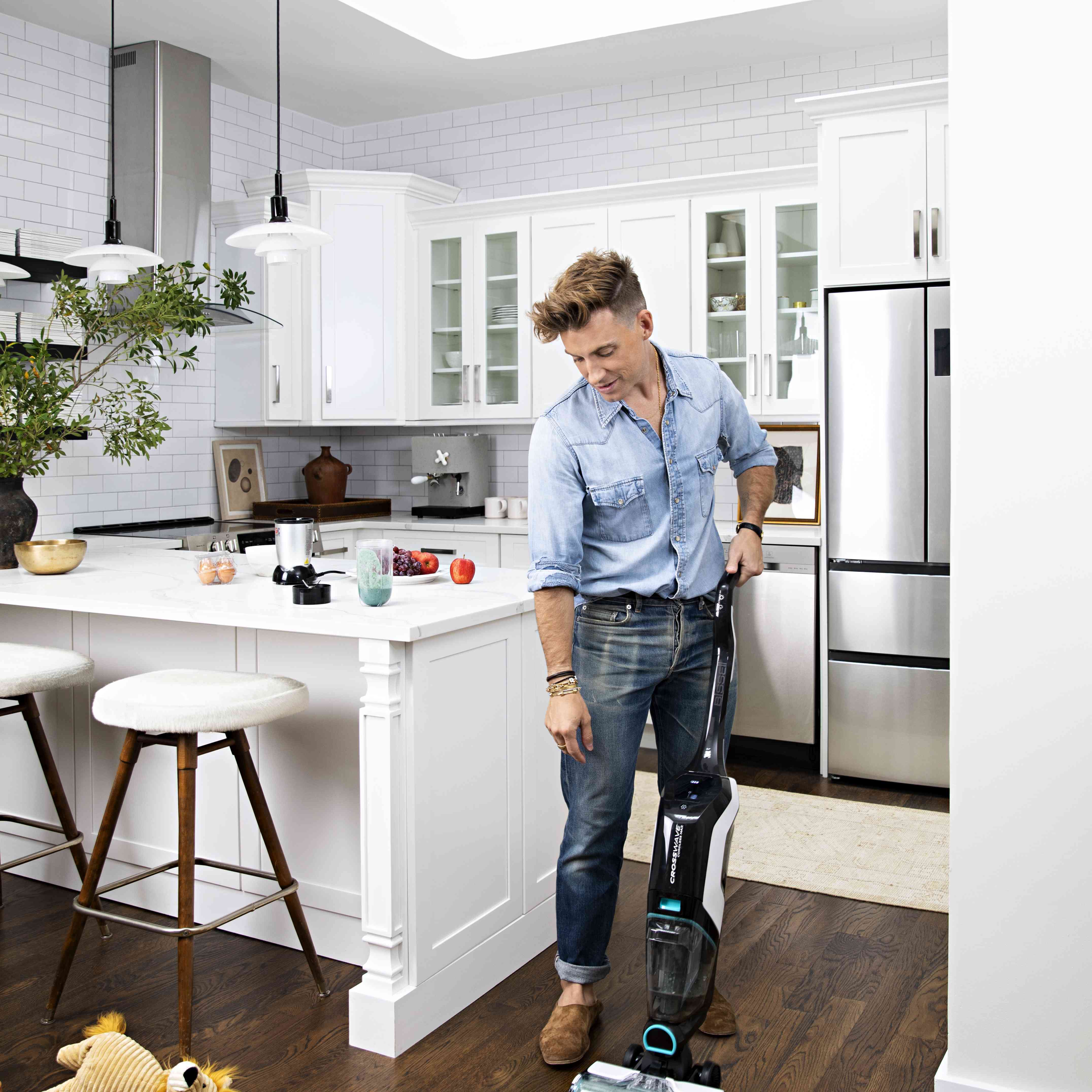 纽约的杰里迈亚·布兰特(Jeremiah Brent)在自家厨房里用BISSELL CrossWave无绳麦克斯(BISSELL CrossWave Cordless Max)清理溢出的油污