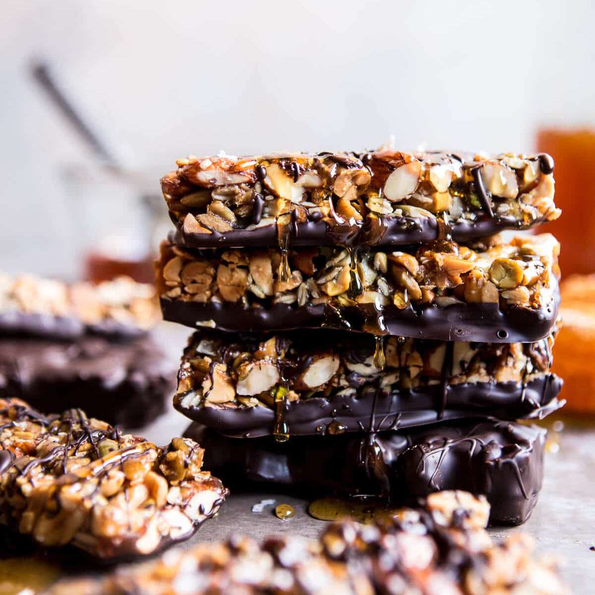 巧克力浸过盐的蜂蜜果仁棒。