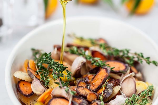 淋上橄榄油的烤蔬菜