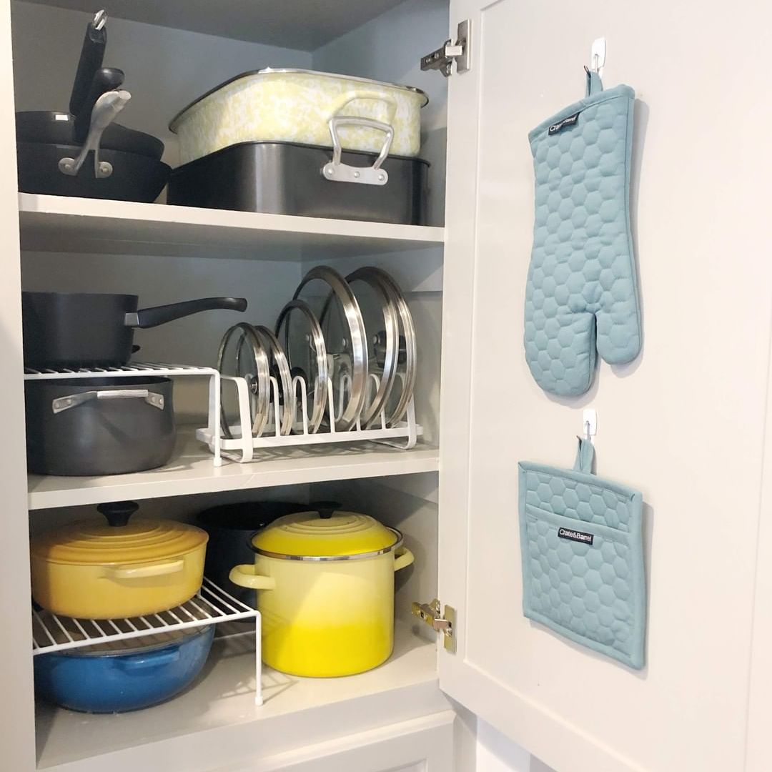 挂着锅架的厨房橱柜