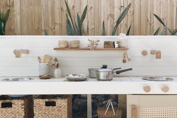 白色和木质户外厨房