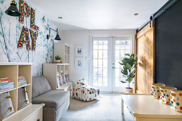 有滑动木门的俏皮和明亮的童话。