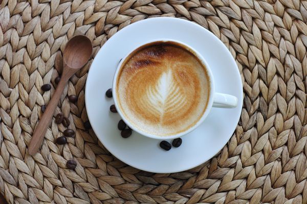 扁平的白色放在餐垫上