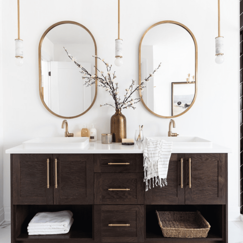 装饰艺术风格的浴室，有椭圆形镜子和大理石线条的吊灯