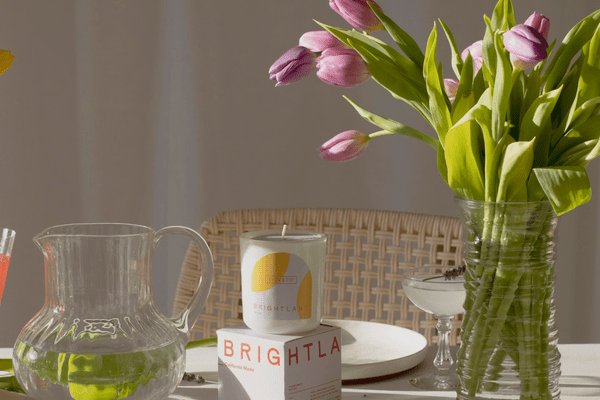 明亮的蜡烛，桌上还有郁金香