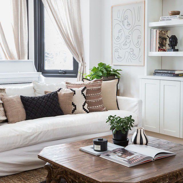 带有透明白色窗帘的客厅