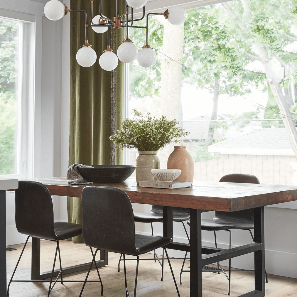 装饰着橄榄绿窗帘的餐厅