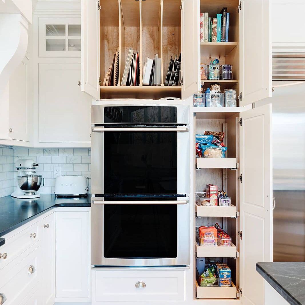 开放式橱柜在厨房里