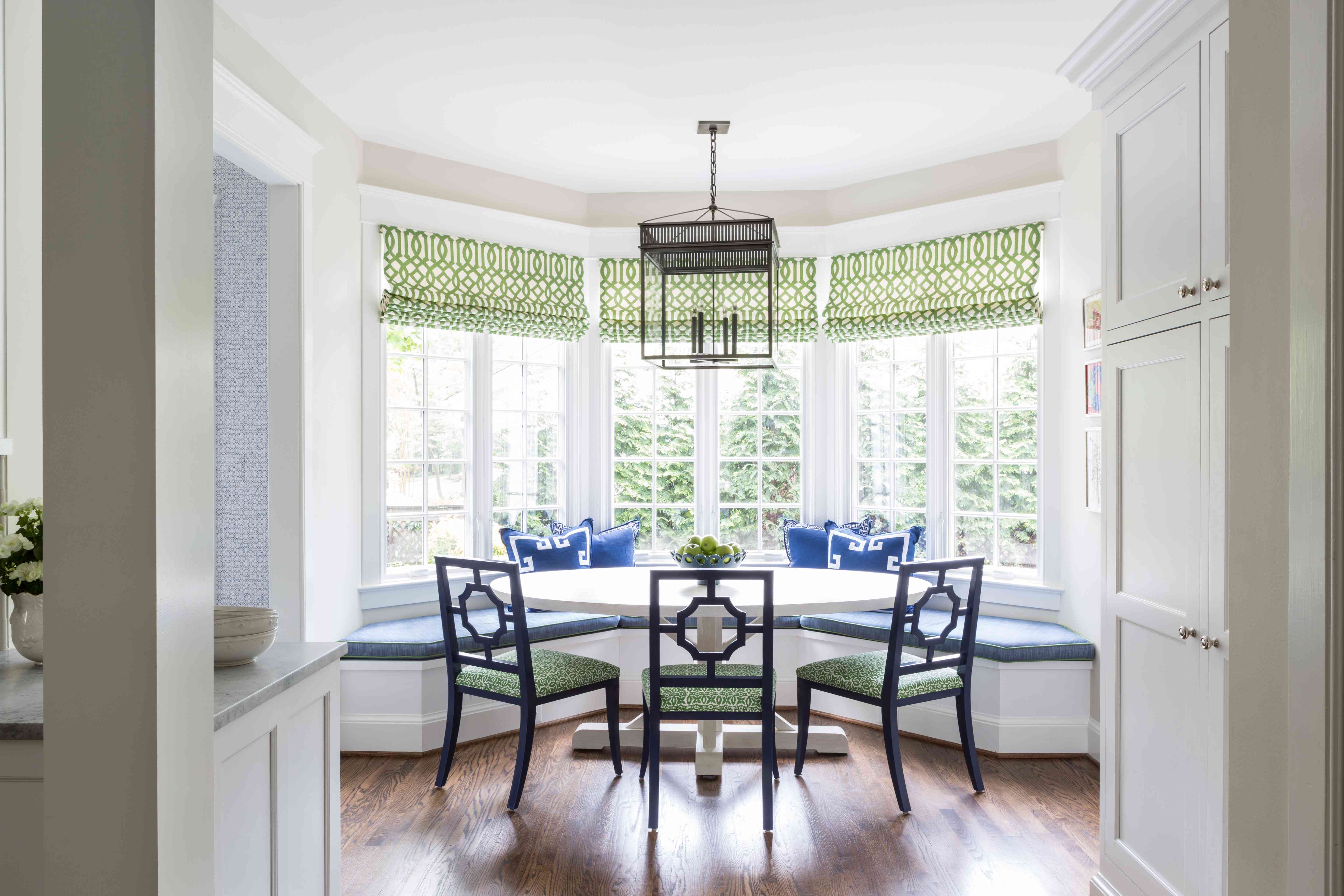 在射击有绿色口音的白色厨房。