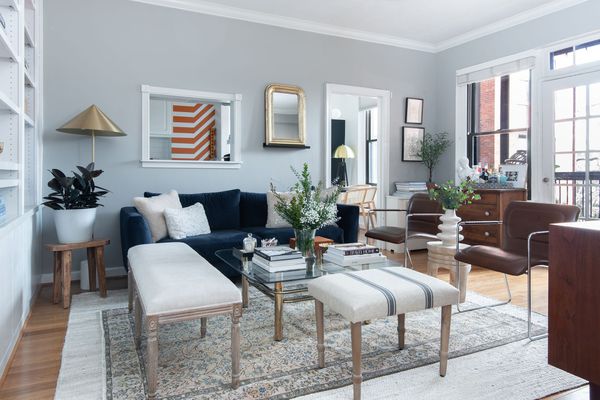 客厅有黄铜咖啡桌。