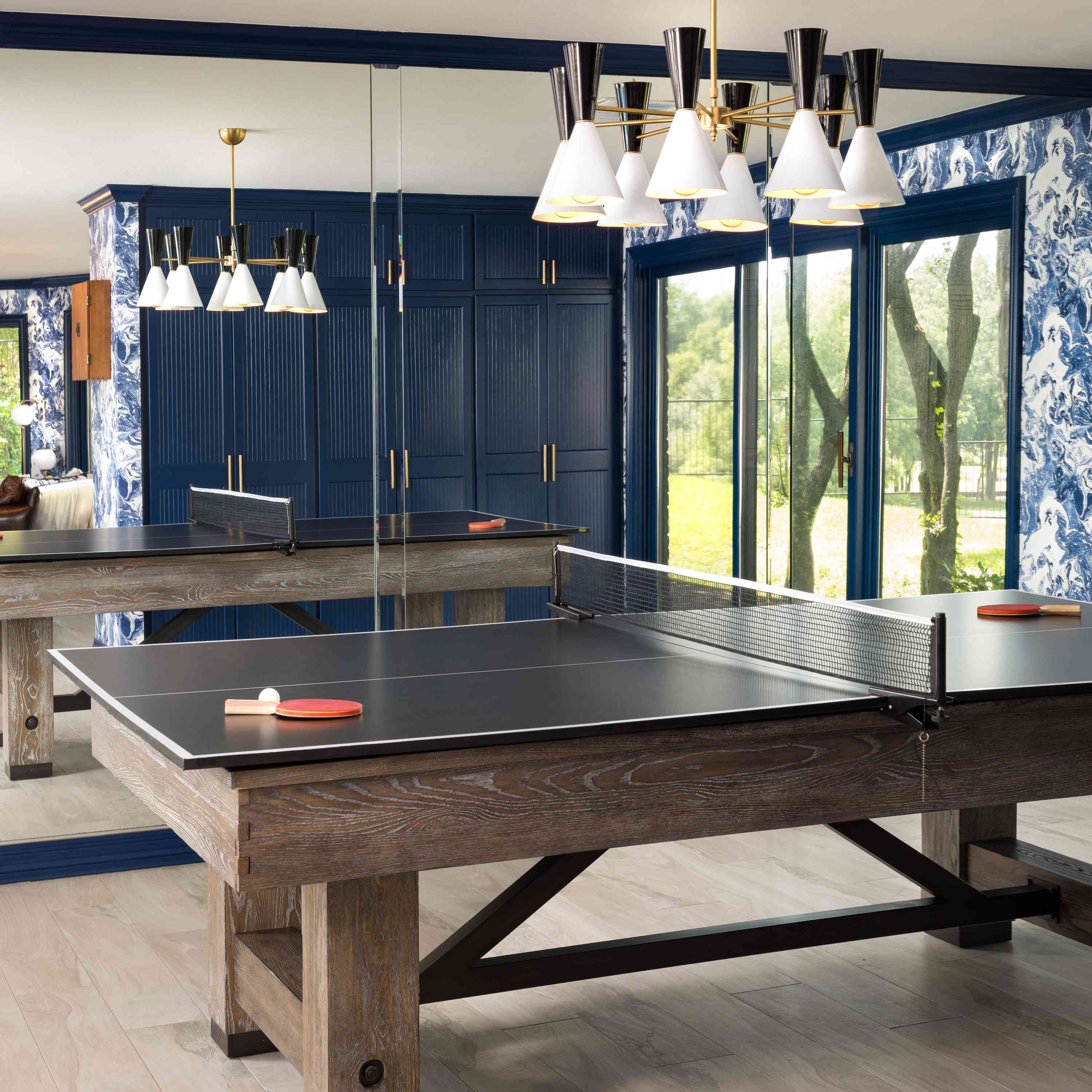 乒乓球桌在室中间。