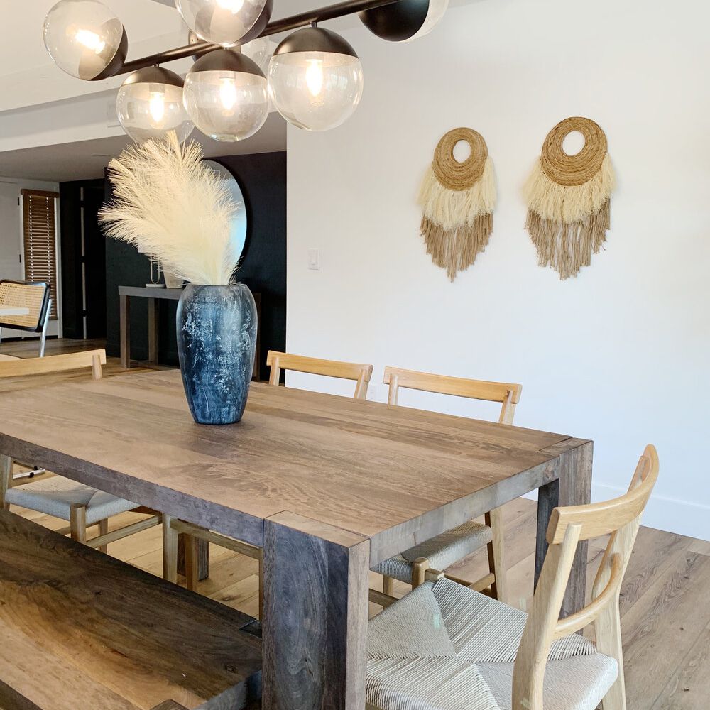 中性厨房桌子与黑色灯具。