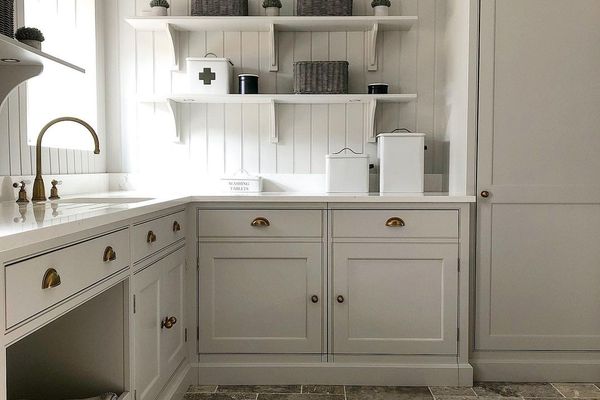 带搁架的洗衣房