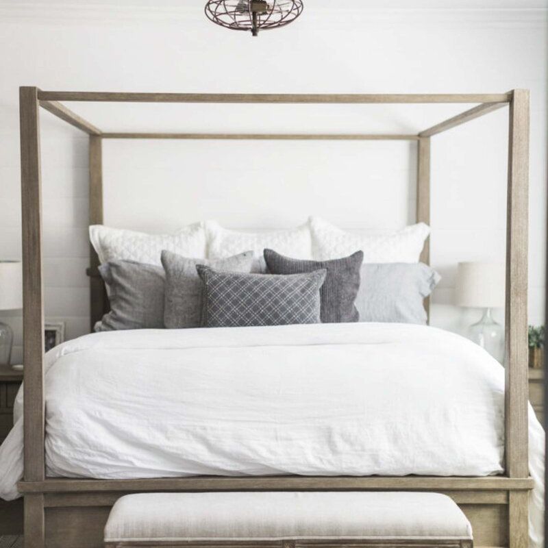 一间卧室白色木屋床和工业迷