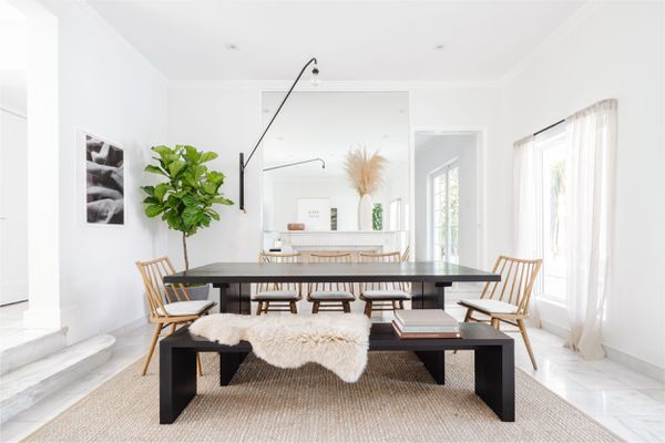 白色餐厅以黑色为主调