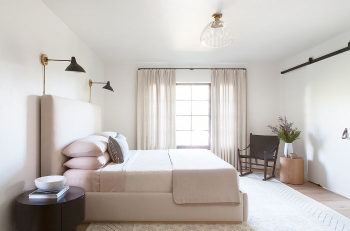 单色卧室“class=