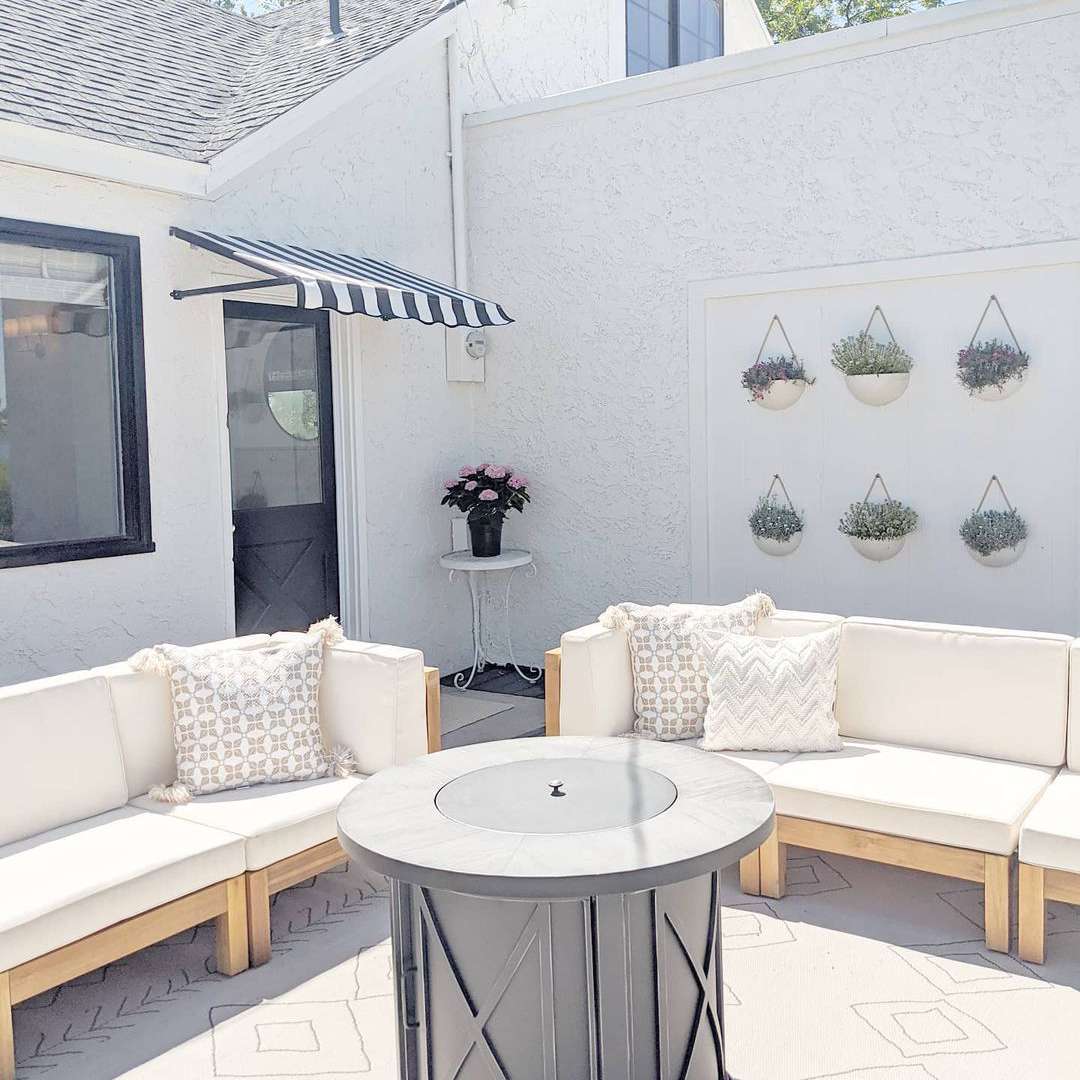 阳光明媚的后院，有沙发和壁炉。