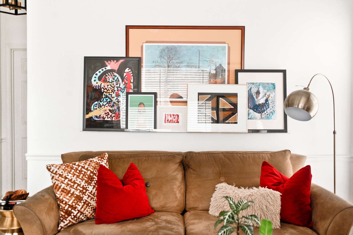 陈列在一个架子上的画廊墙壁