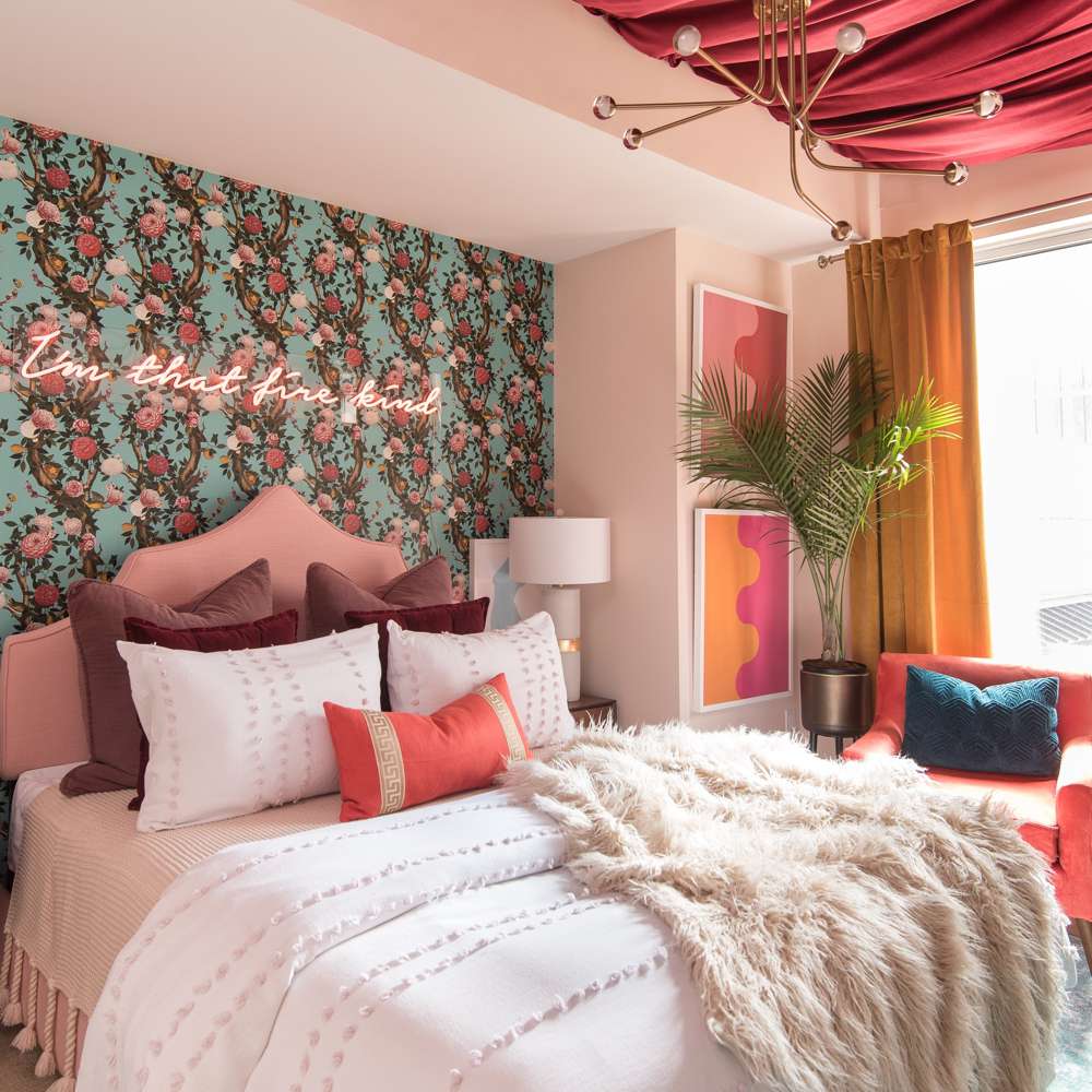充满活力的粉红色卧室，床头挂着一面霓虹灯墙